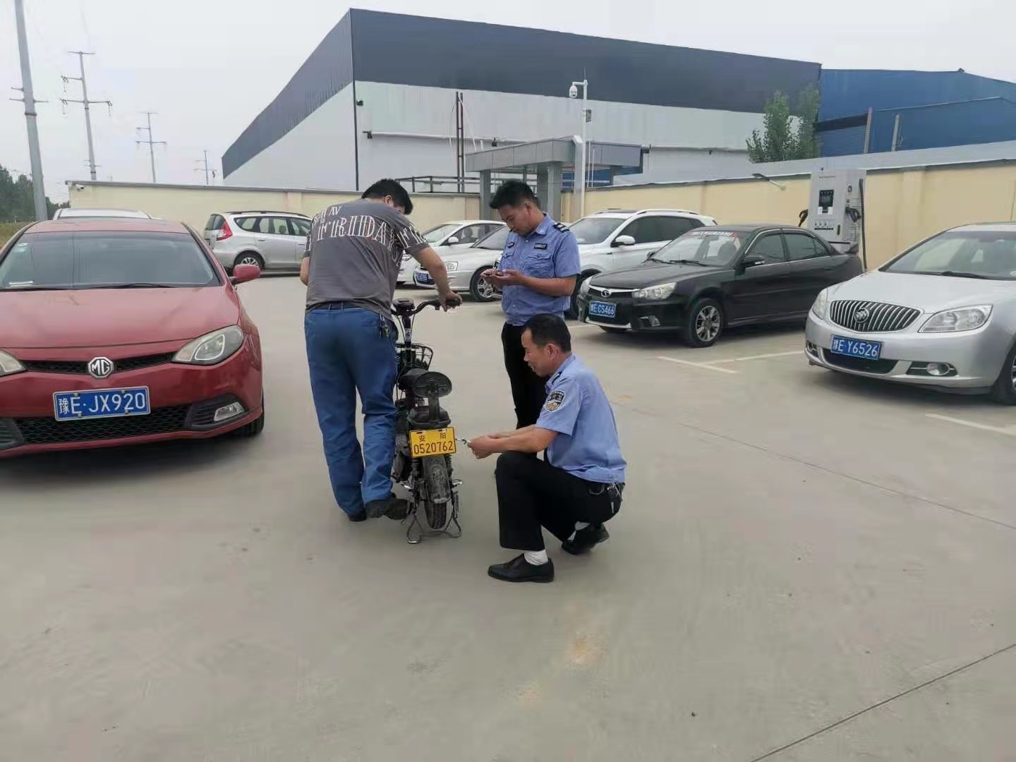 我為群眾辦實事︱太貼心了！公司門口就可以辦理電動車上牌